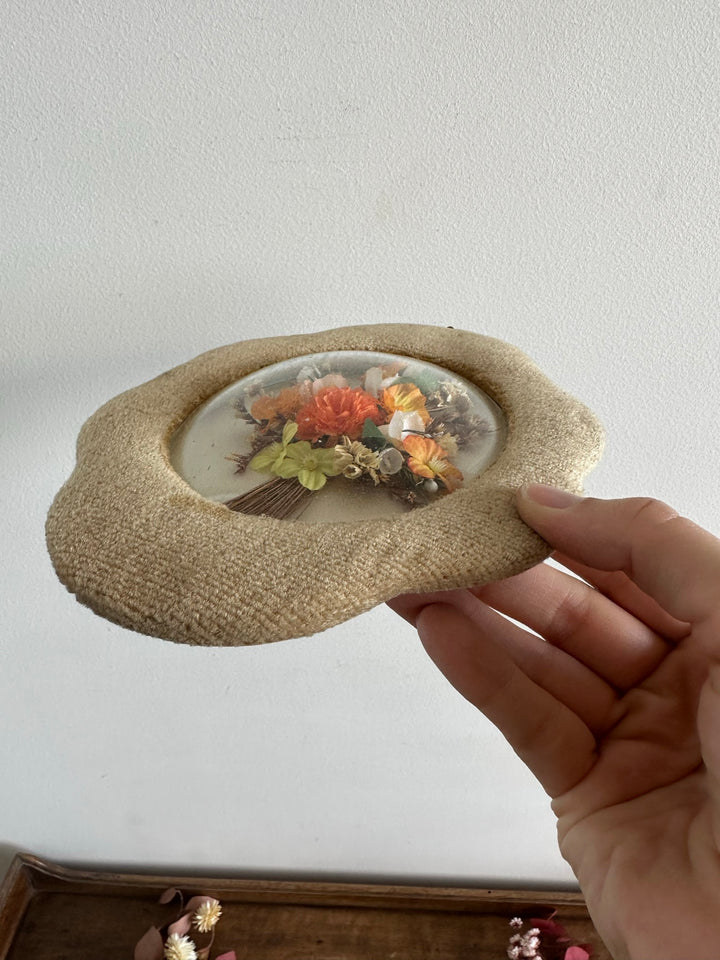 Fleurs en tissu encadrées sous verre bombé années 50