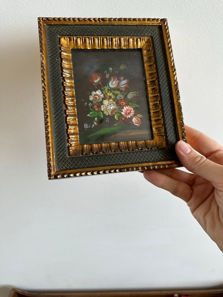 Peintures bouquets de fleurs encadrement vert et or travaillé