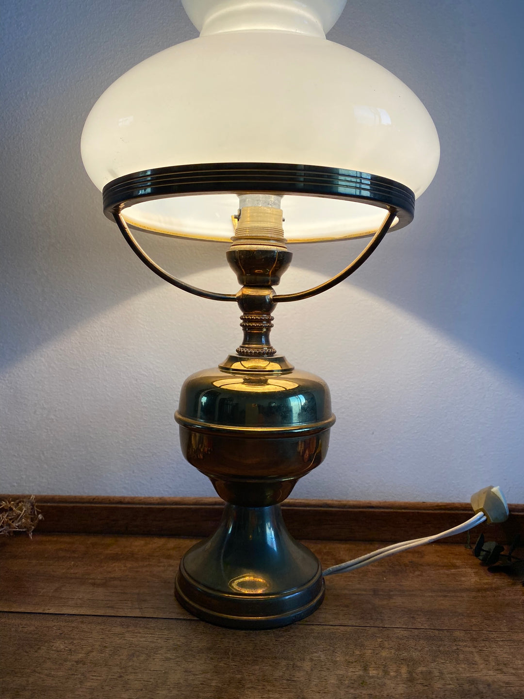 Lampe en laiton doré et opaline blanche