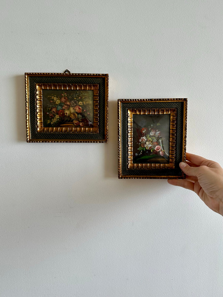 Peintures bouquets de fleurs encadrement vert et or travaillé