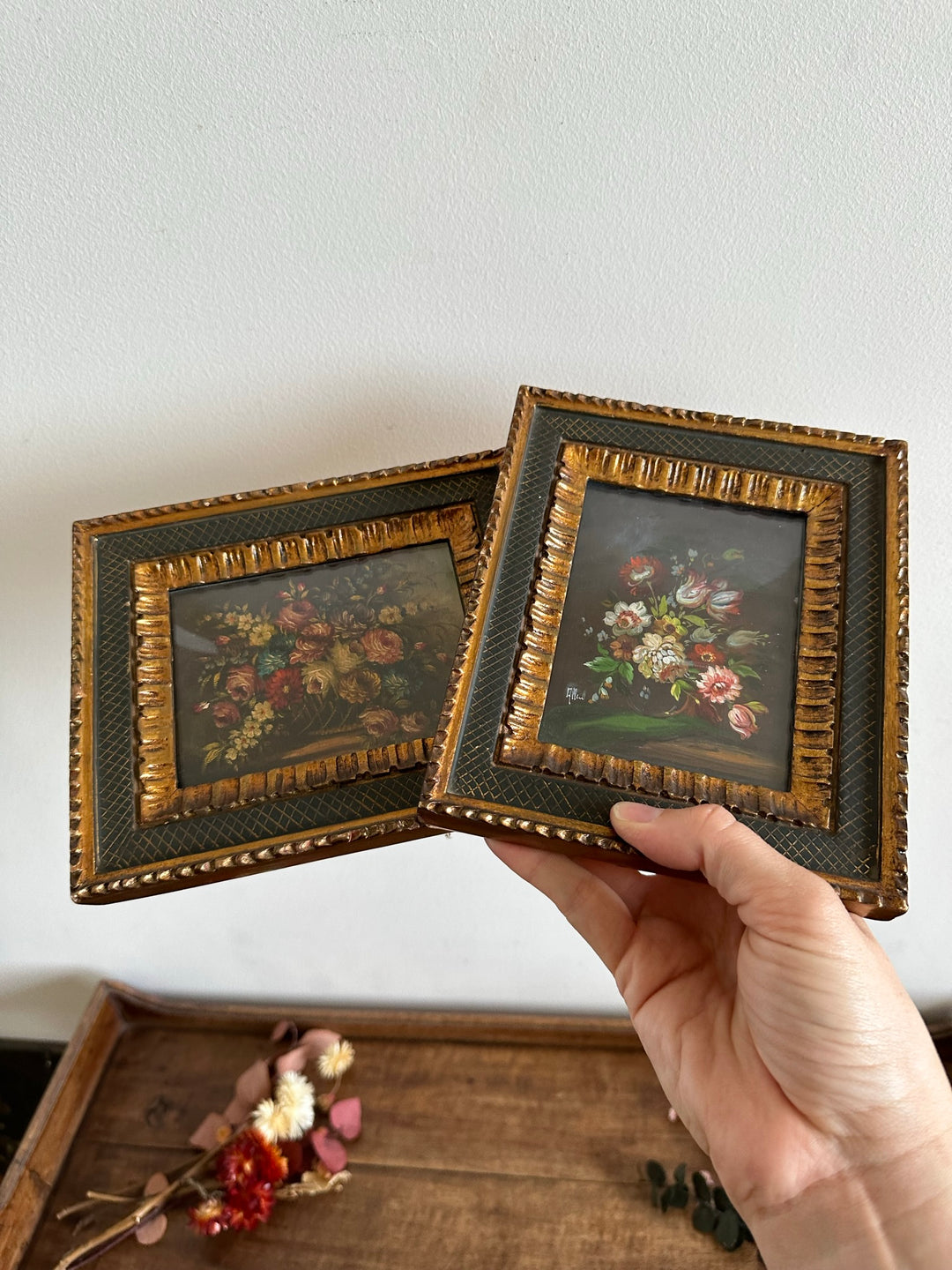Peintures bouquets de fleurs encadrement vert et or travaillé