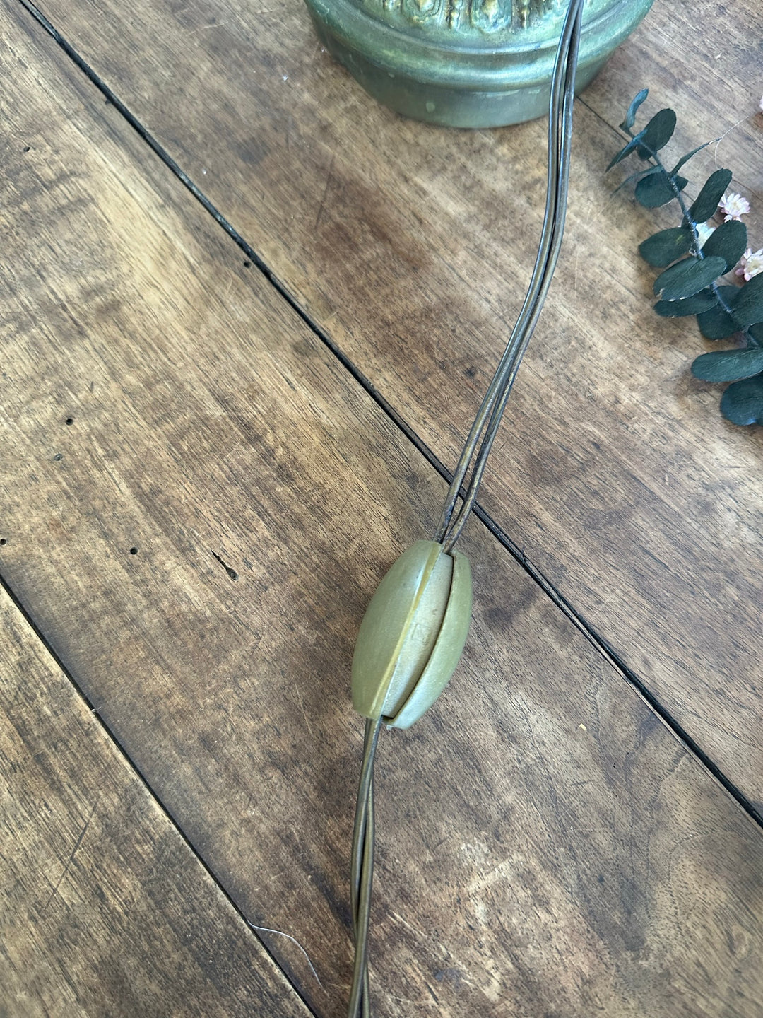 Lampe en laiton abat-jour en parchemin galon de soie