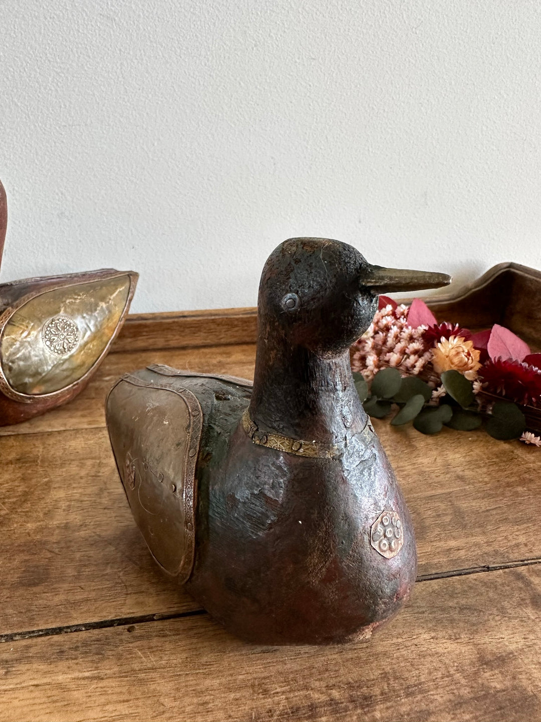 Canards et cygne en bois et laiton anciens