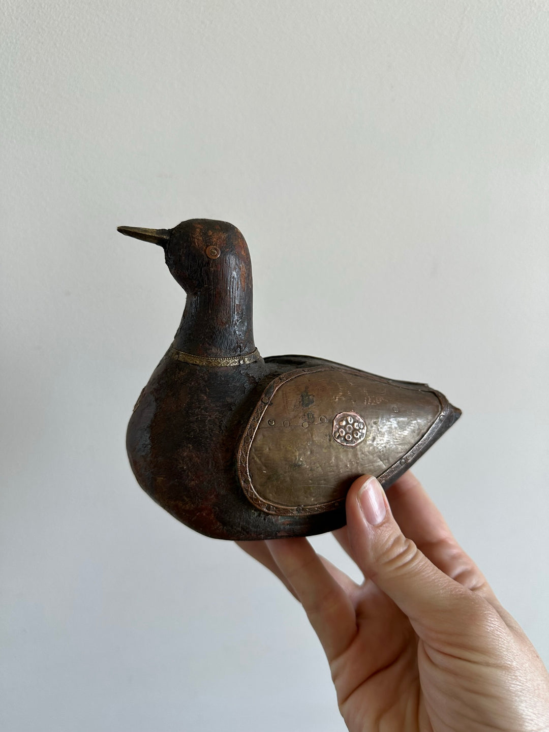 Canards et cygne en bois et laiton anciens