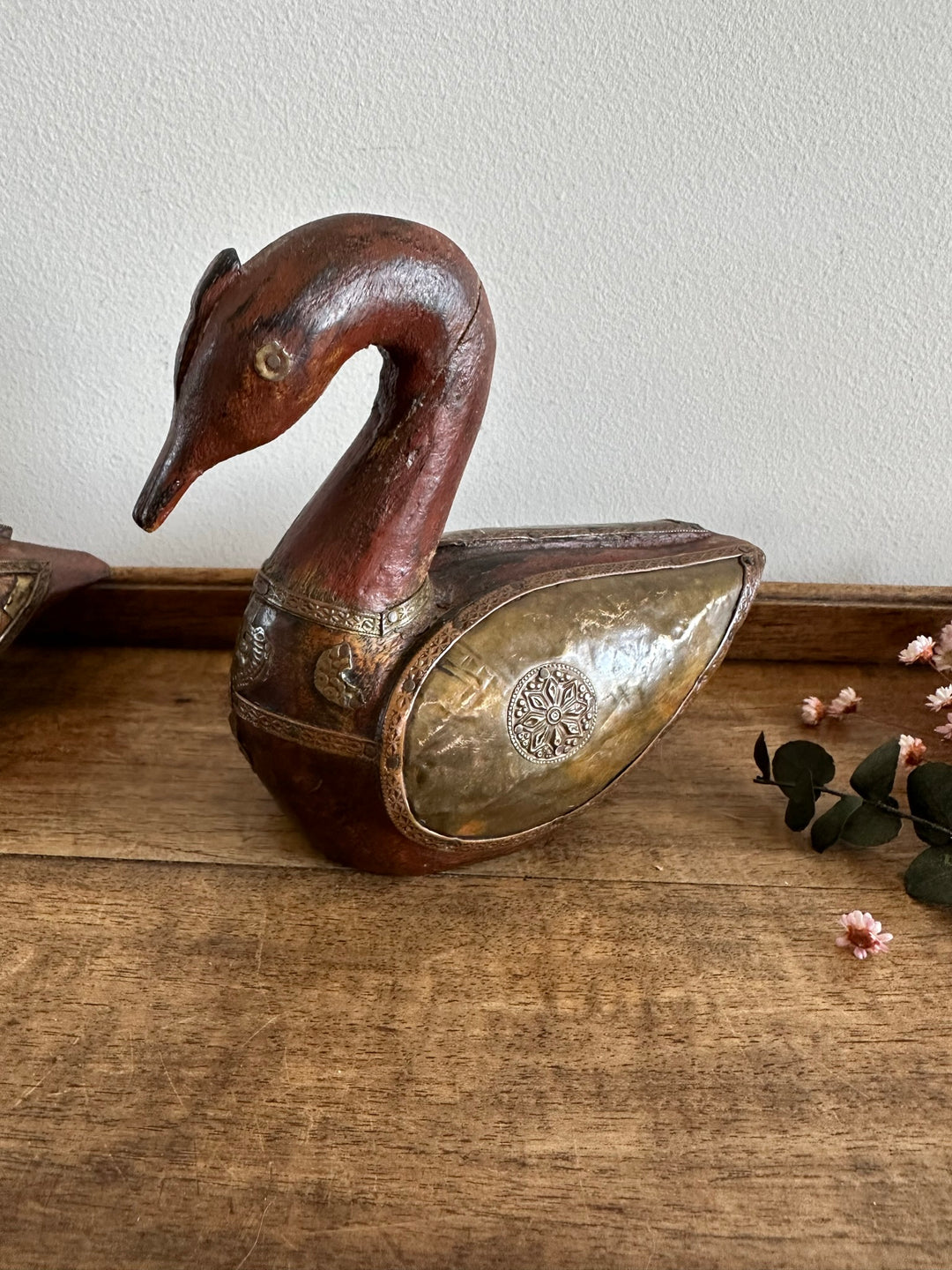 Canards et cygne en bois et laiton anciens