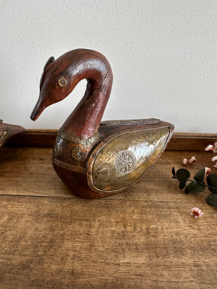 Canards et cygne en bois et laiton anciens
