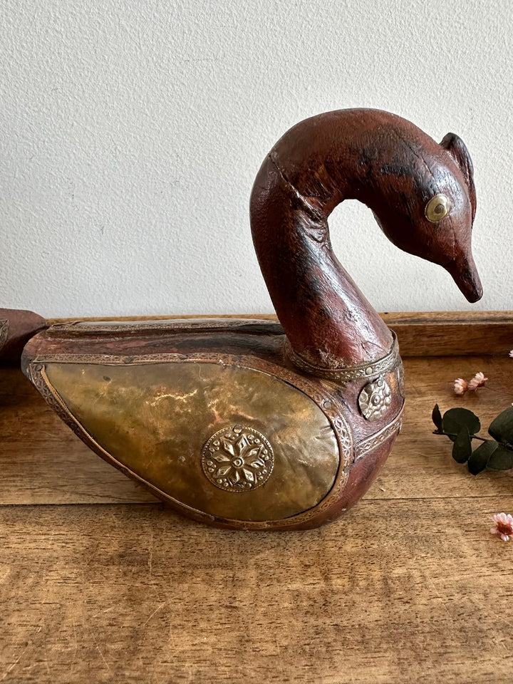 Canards et cygne en bois et laiton anciens