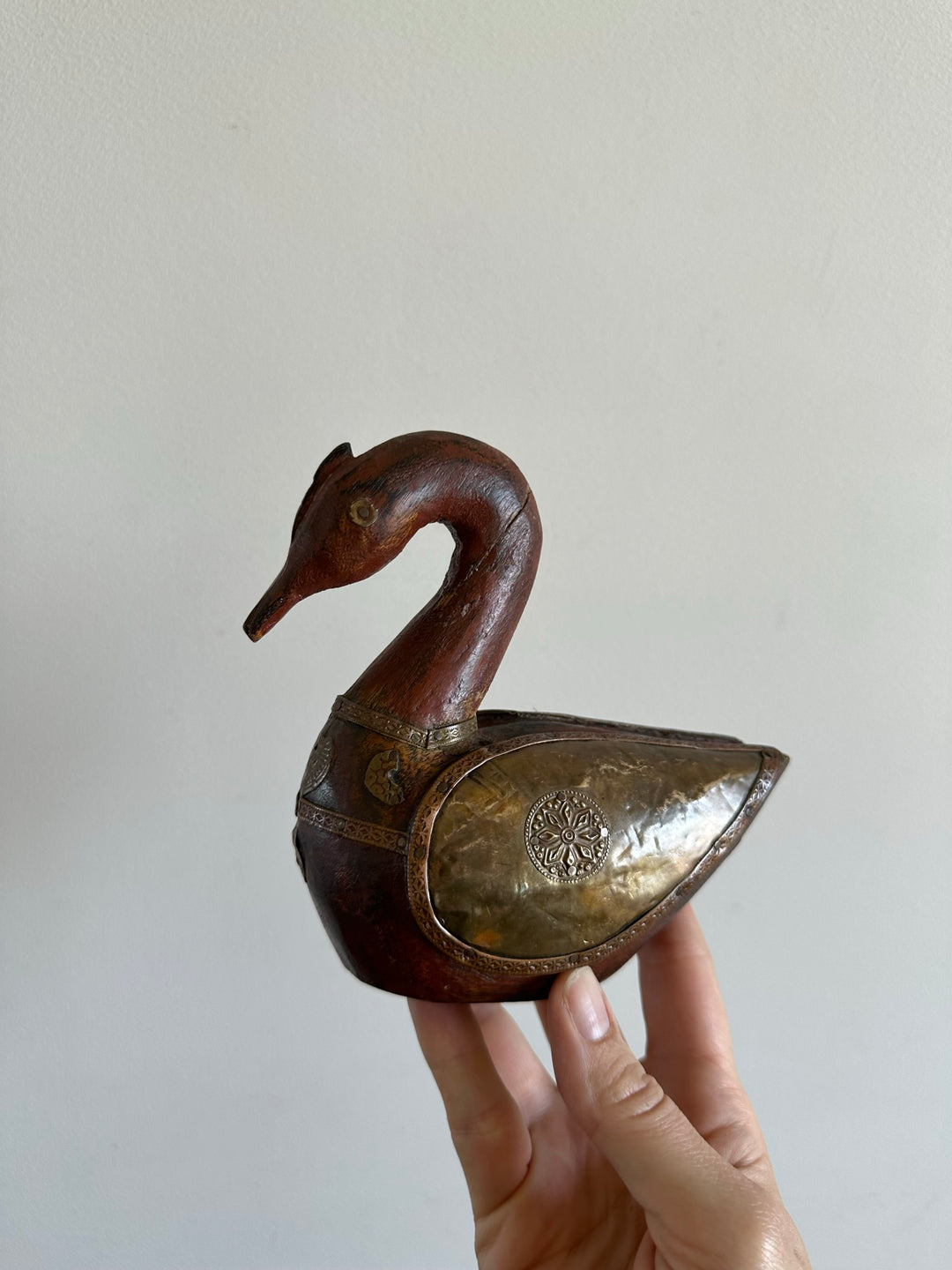 Canards et cygne en bois et laiton anciens