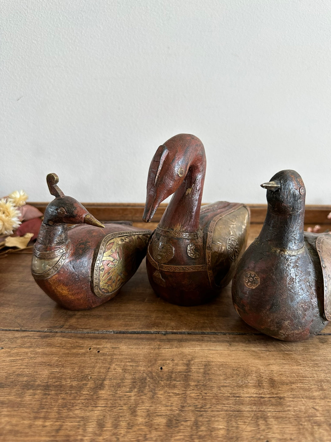 Canards et cygne en bois et laiton anciens