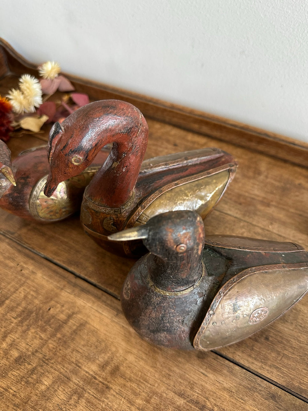 Canards et cygne en bois et laiton anciens
