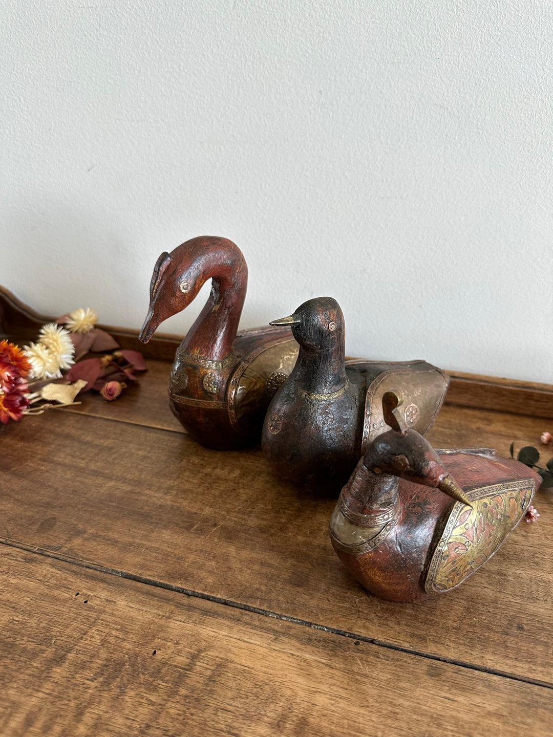 Canards et cygne en bois et laiton anciens