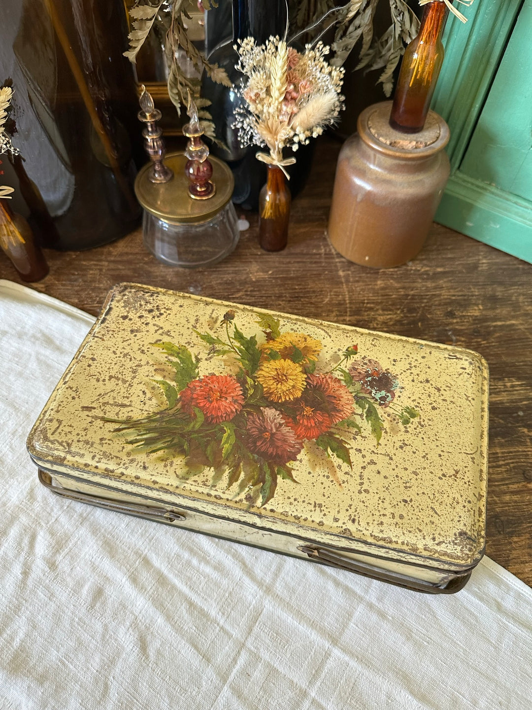 Boite en métal rectangulaire avec anses motifs fleurs