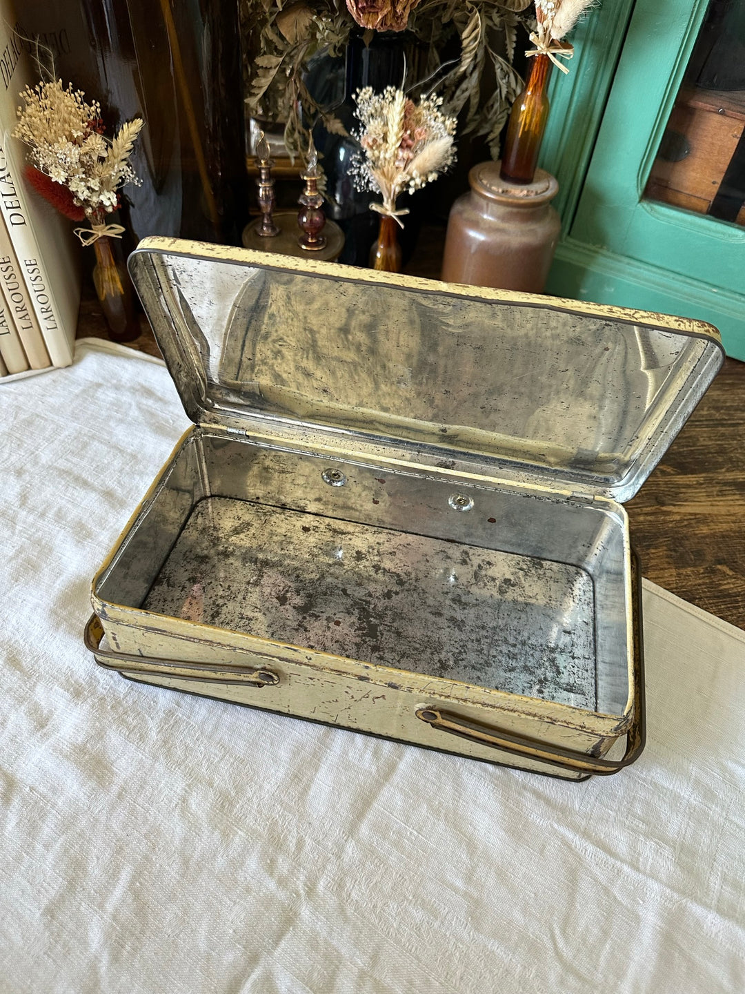 Boite en métal rectangulaire avec anses motifs fleurs