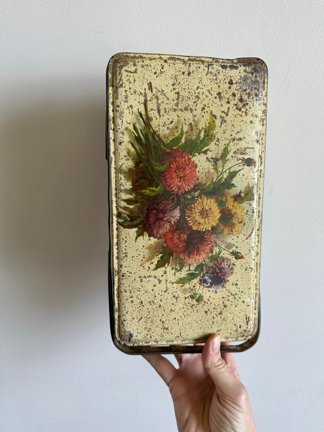 Boite en métal rectangulaire avec anses motifs fleurs
