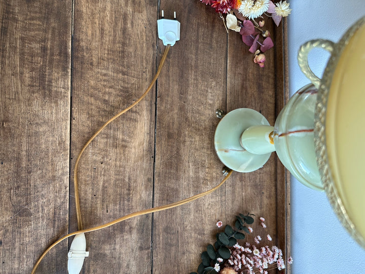 Lampe en onyx avec abat jour en opaline orangée