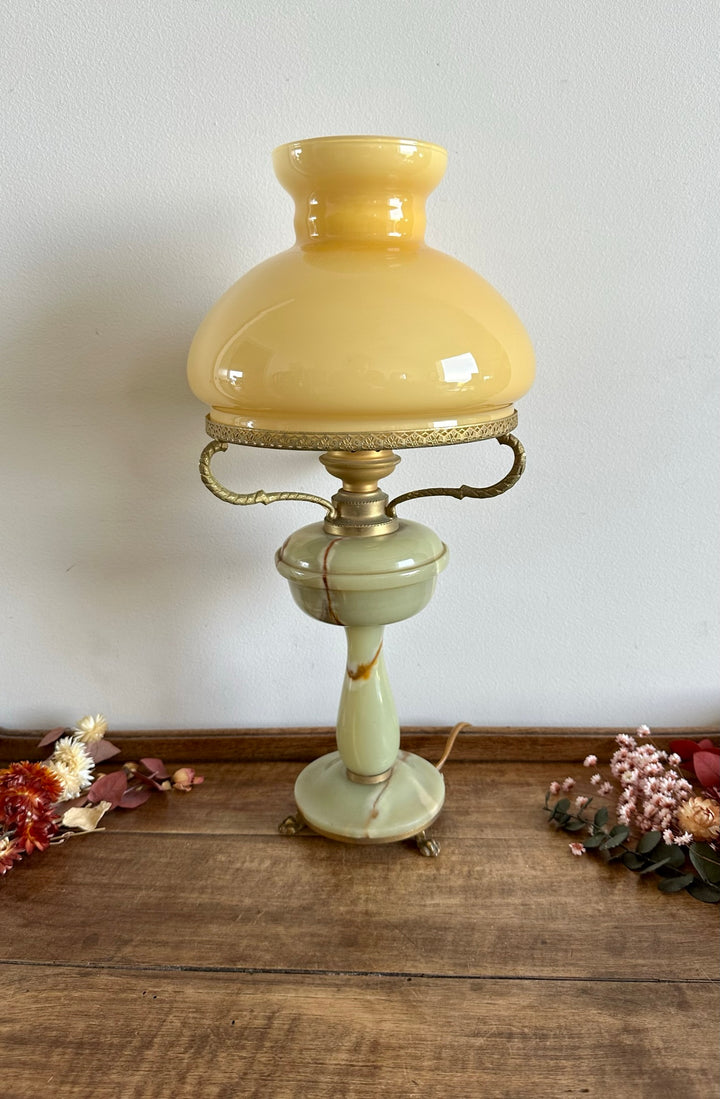 Lampe en onyx avec abat jour en opaline orangée