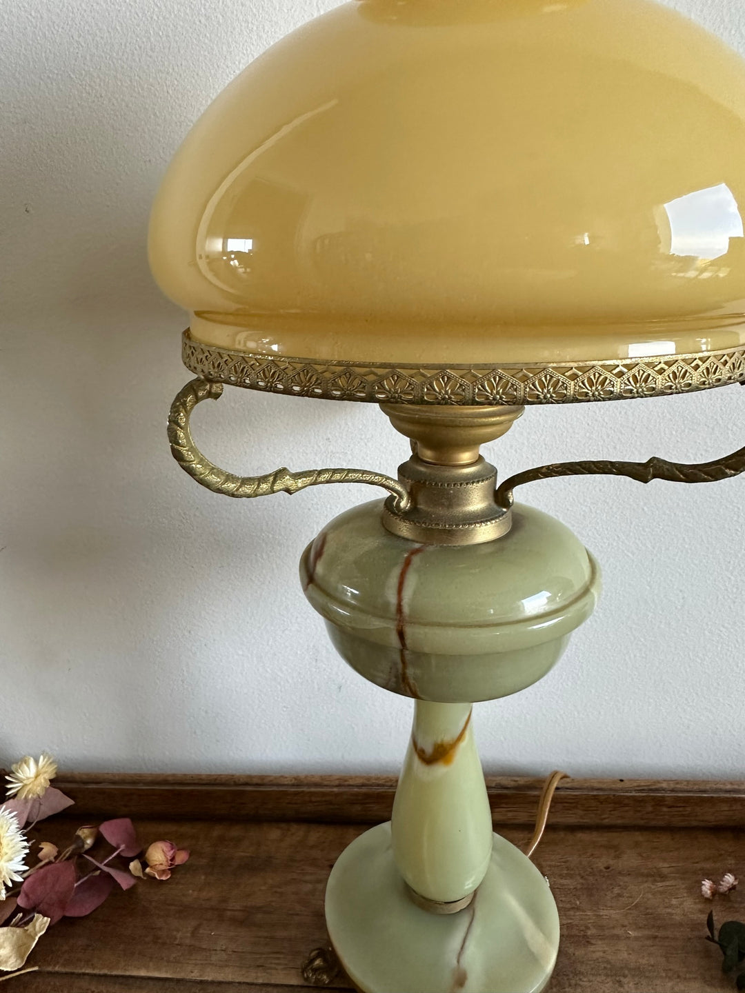 Lampe en onyx avec abat jour en opaline orangée