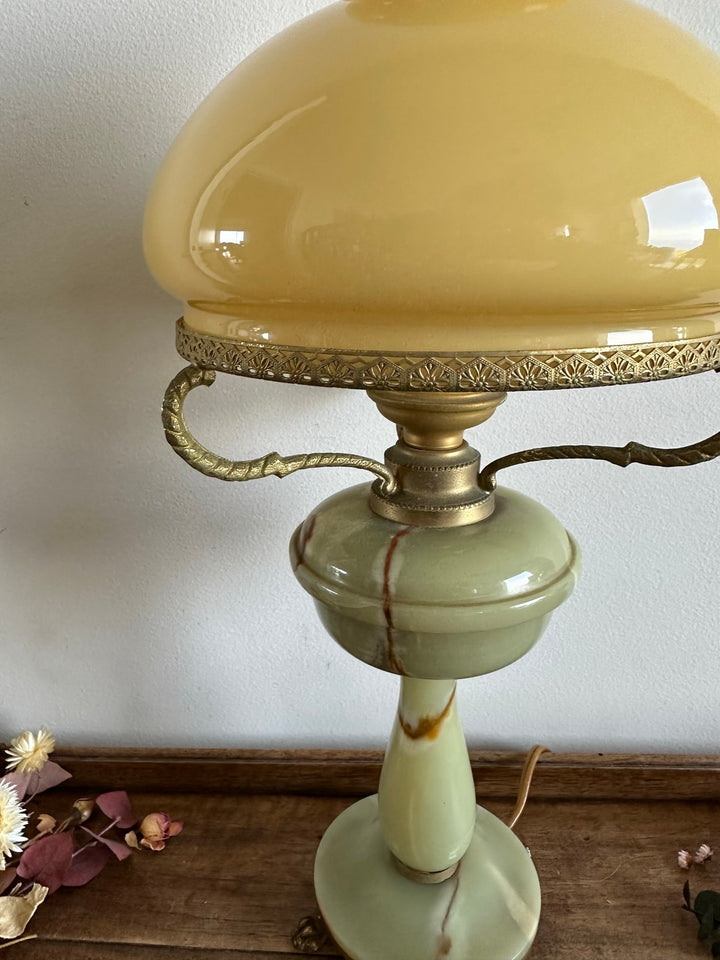 Lampe en onyx avec abat jour en opaline orangée