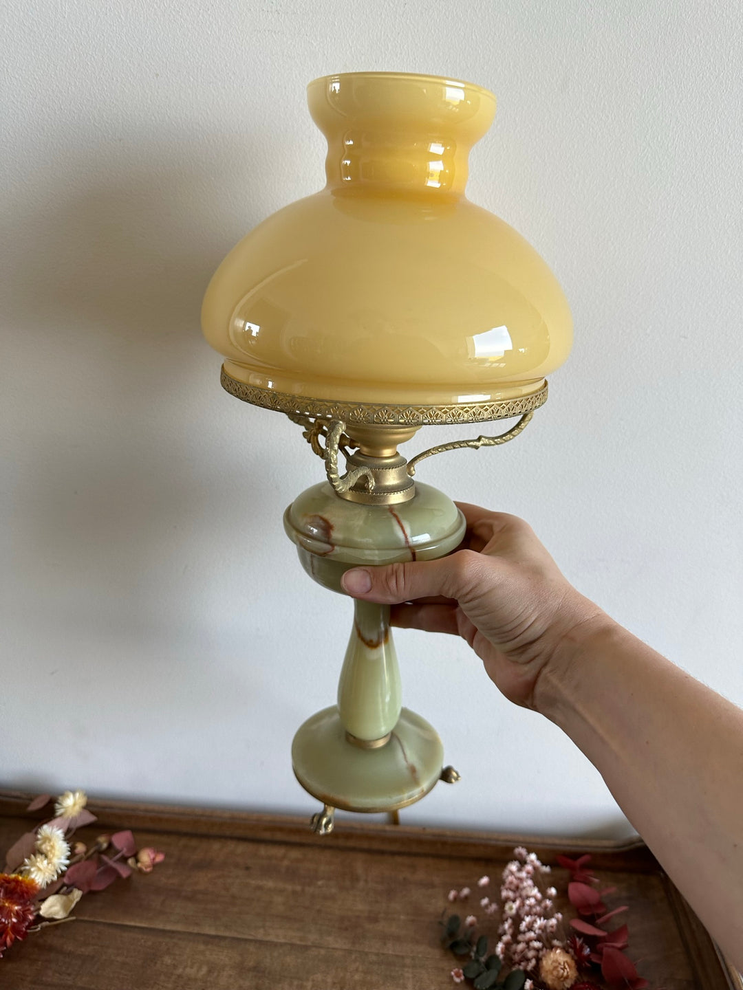 Lampe en onyx avec abat jour en opaline orangée