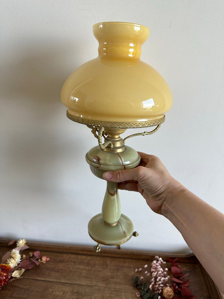 Lampe en onyx avec abat jour en opaline orangée