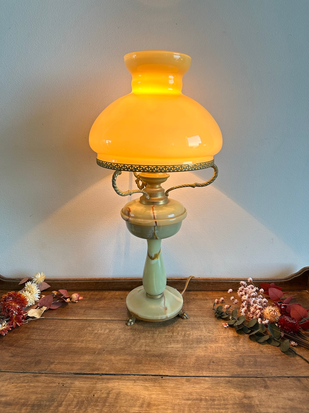 Lampe en onyx avec abat jour en opaline orangée