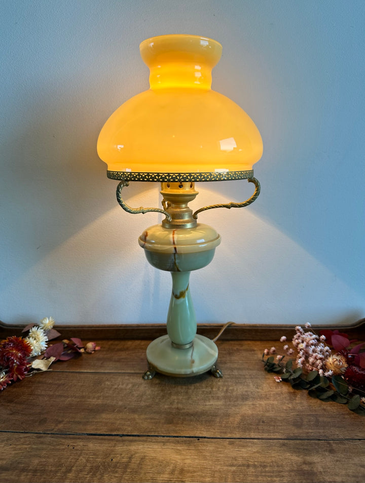 Lampe en onyx avec abat jour en opaline orangée