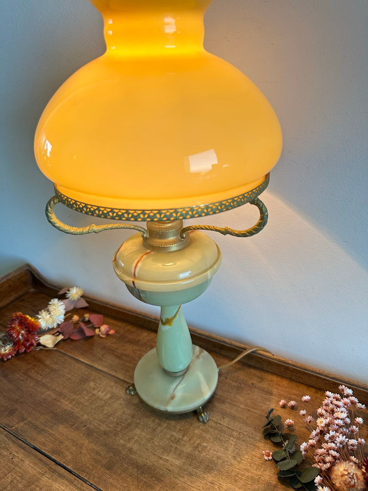 Lampe en onyx avec abat jour en opaline orangée