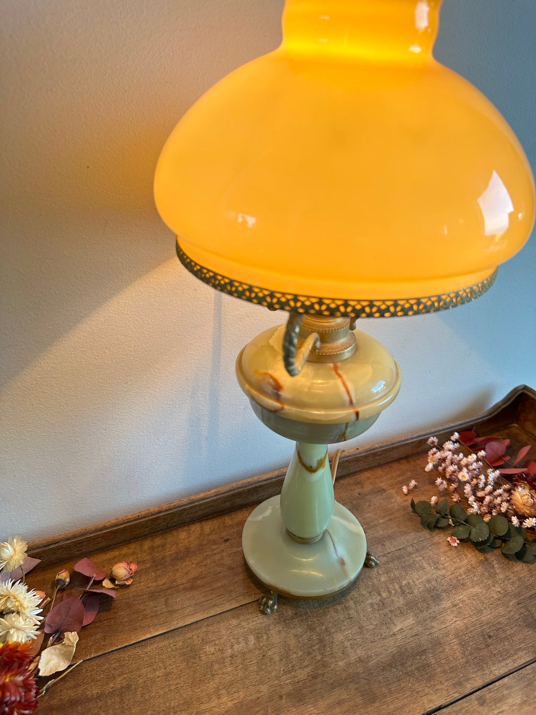 Lampe en onyx avec abat jour en opaline orangée