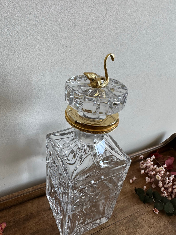 Carafe décanteur en cristal moulé bouchon cygne doré