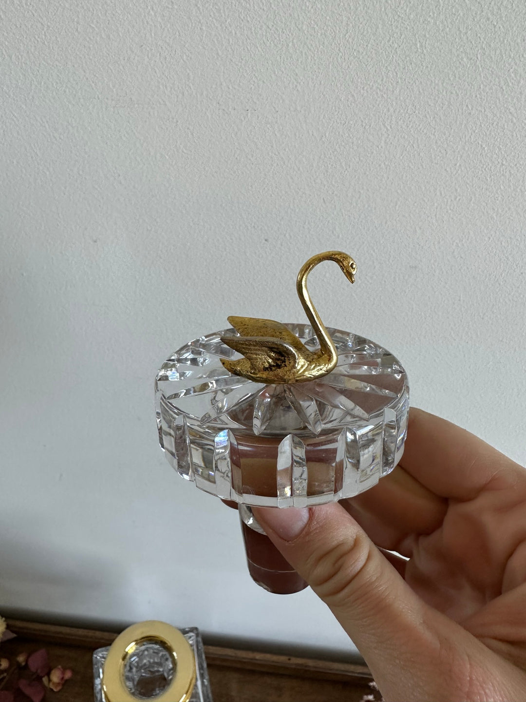 Carafe décanteur en cristal moulé bouchon cygne doré