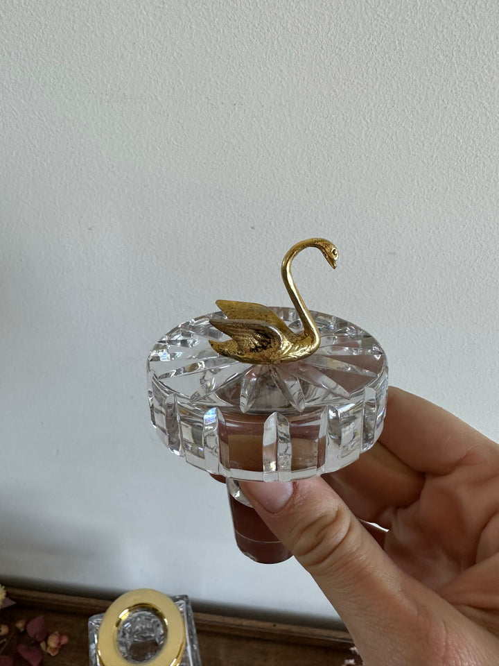 Carafe décanteur en cristal moulé bouchon cygne doré