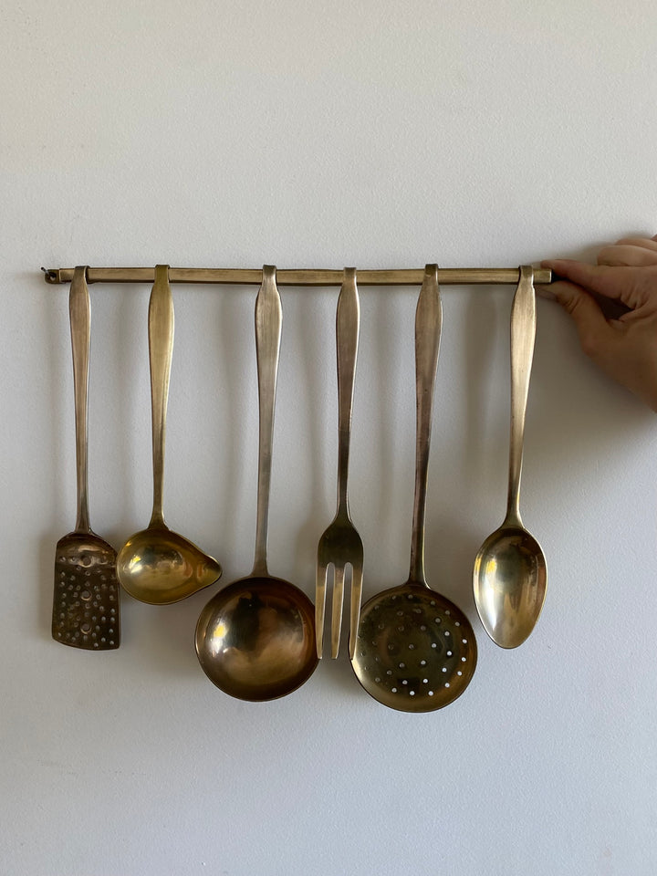 Ustensiles en laiton à accrocher au mur