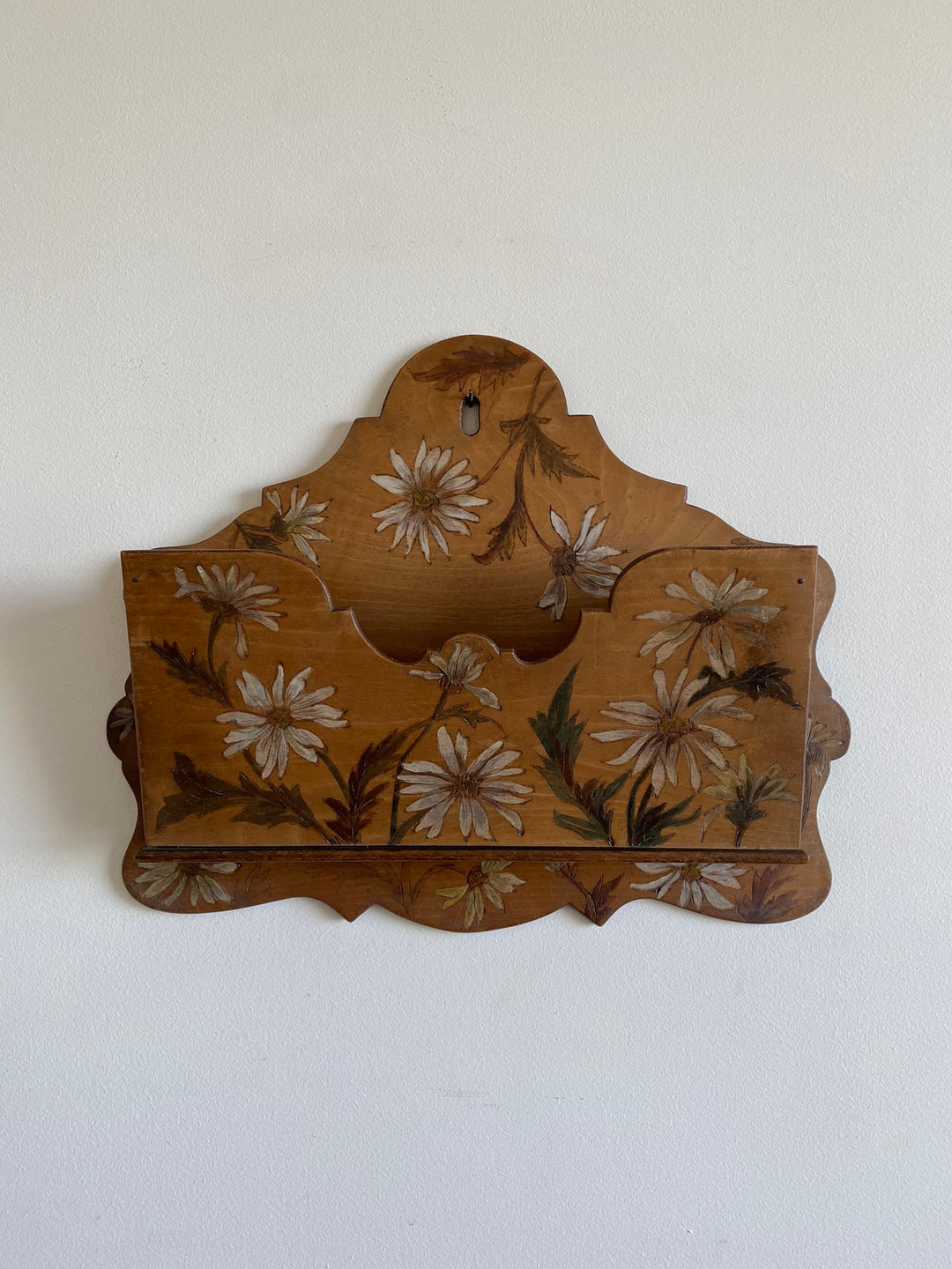 Boite en bois porte courrier décorée de marguerites peintes à la main 1900