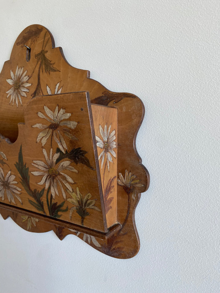 Boite en bois porte courrier décorée de marguerites peintes à la main 1900