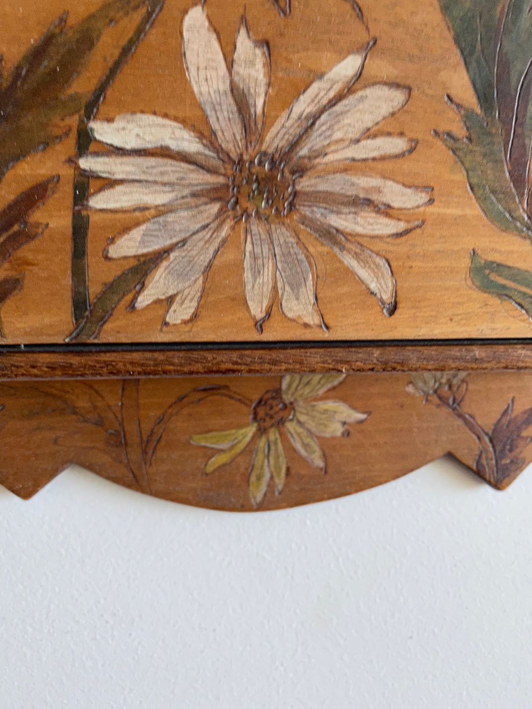 Boite en bois porte courrier décorée de marguerites peintes à la main 1900
