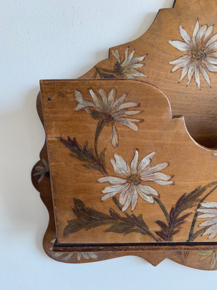 Boite en bois porte courrier décorée de marguerites peintes à la main 1900