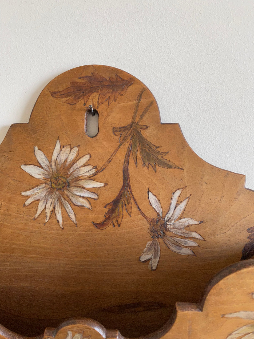 Boite en bois porte courrier décorée de marguerites peintes à la main 1900