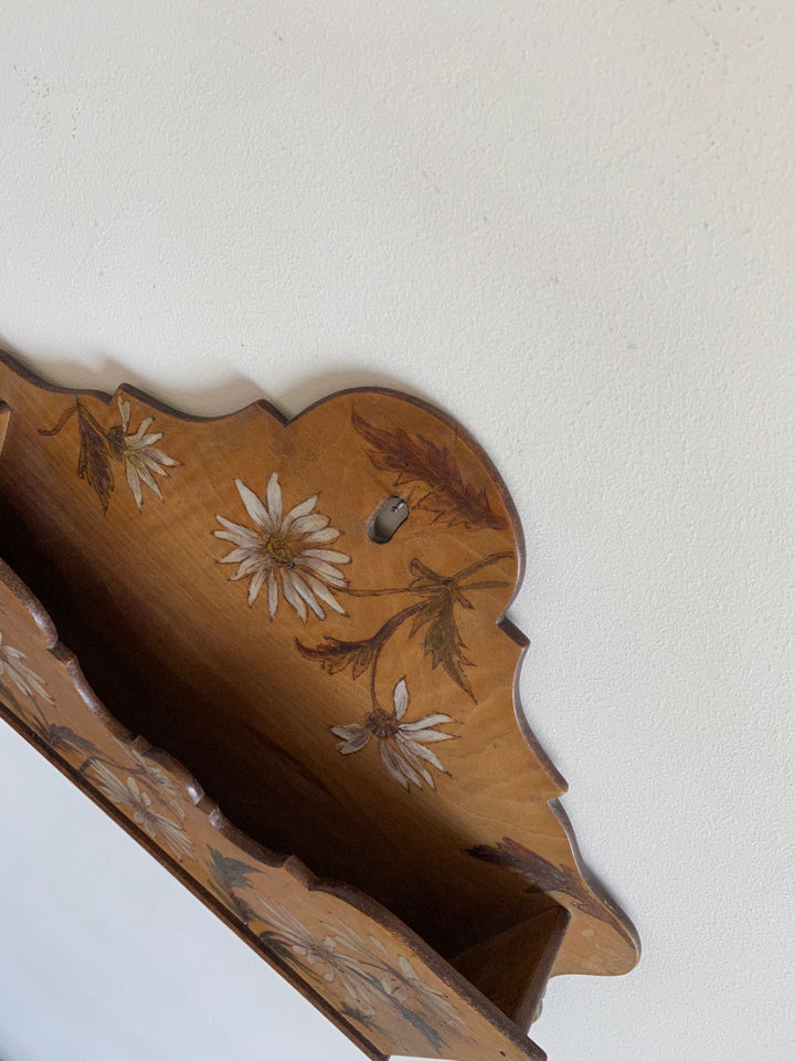 Boite en bois porte courrier décorée de marguerites peintes à la main 1900