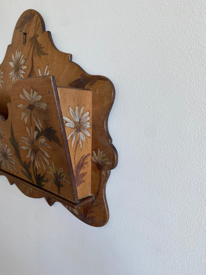 Boite en bois porte courrier décorée de marguerites peintes à la main 1900