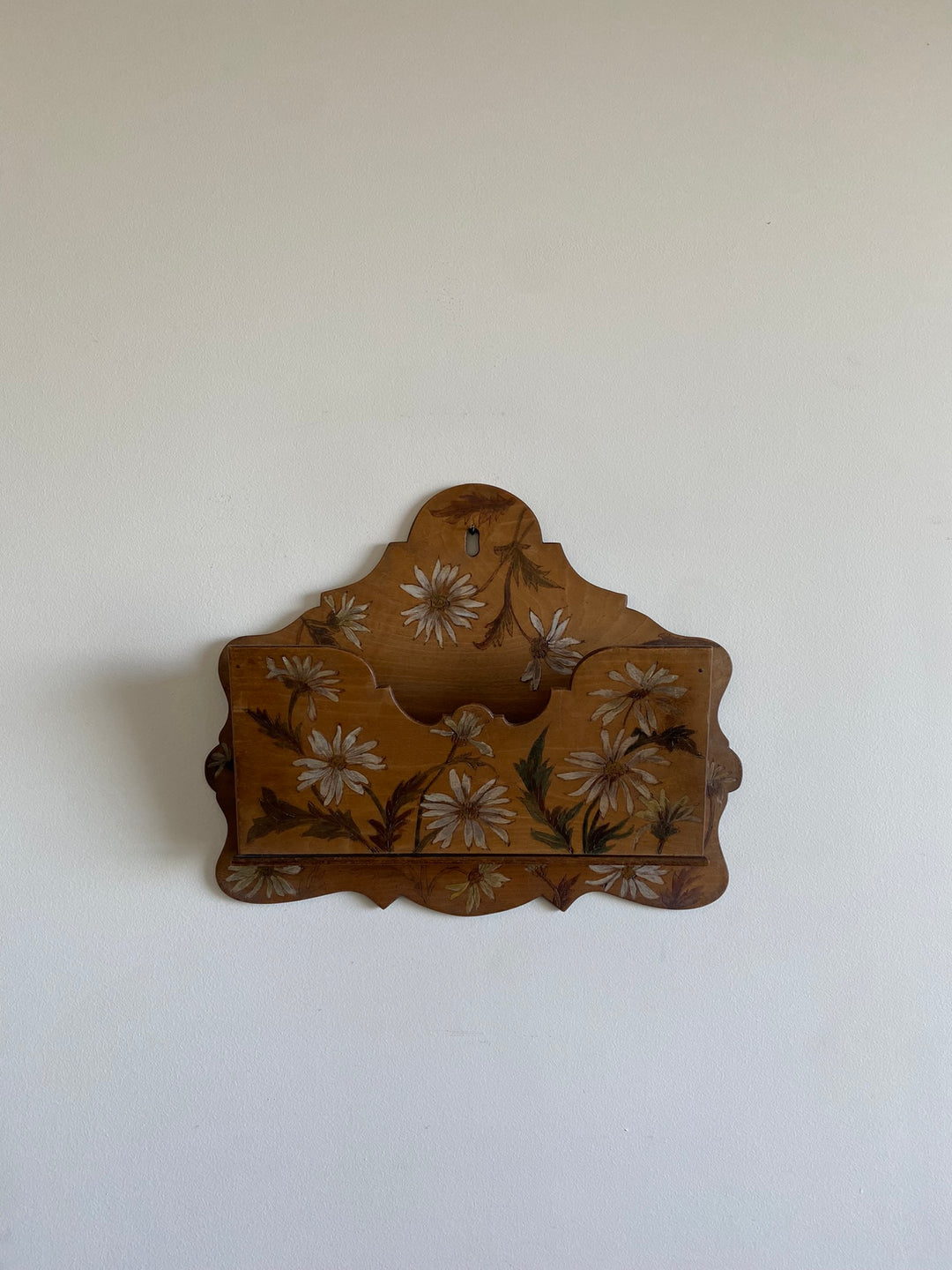 Boite en bois porte courrier décorée de marguerites peintes à la main 1900