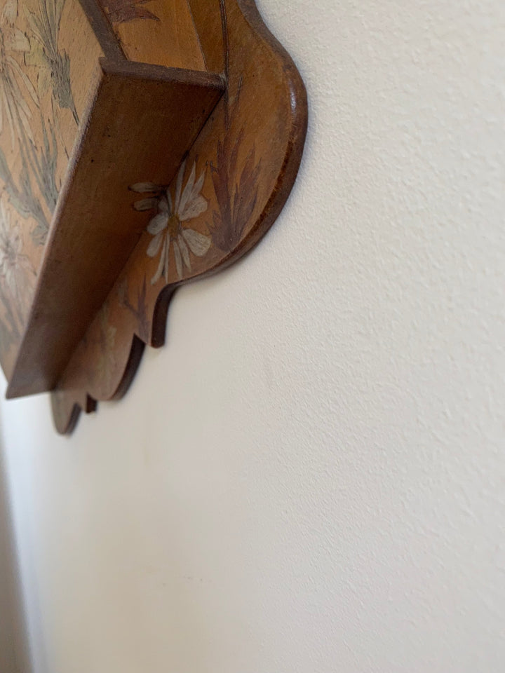 Boite en bois porte courrier décorée de marguerites peintes à la main 1900