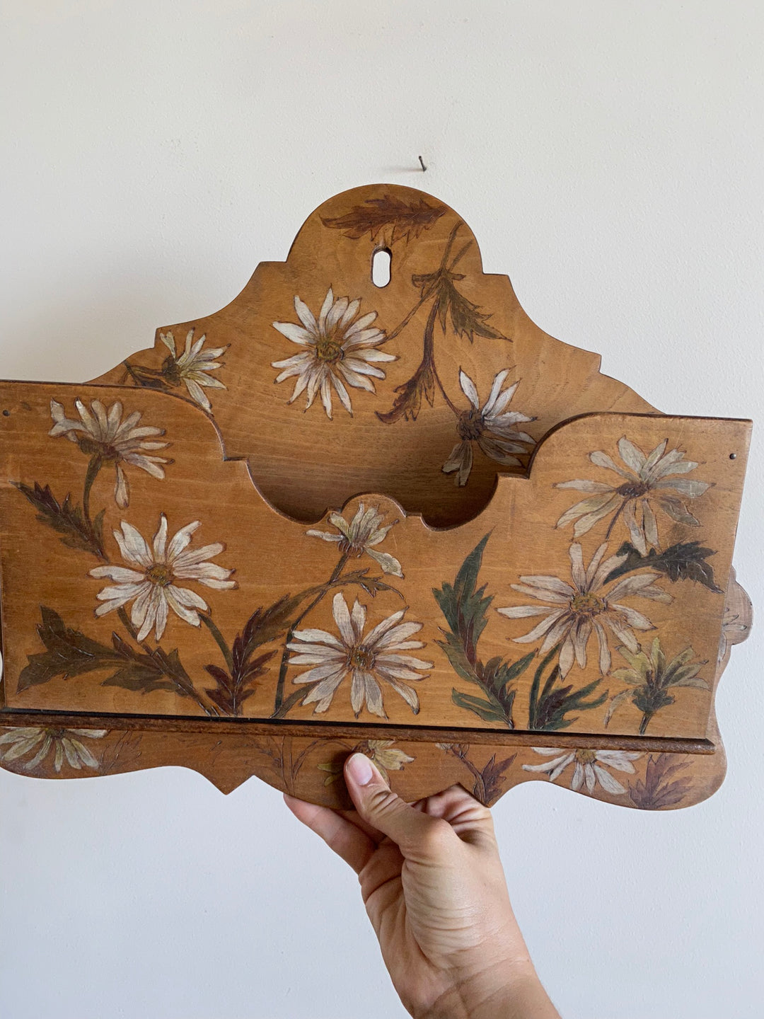 Boite en bois porte courrier décorée de marguerites peintes à la main 1900