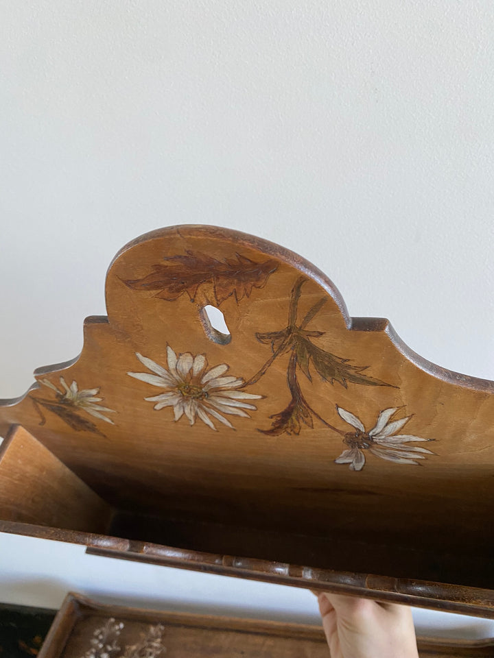 Boite en bois porte courrier décorée de marguerites peintes à la main 1900
