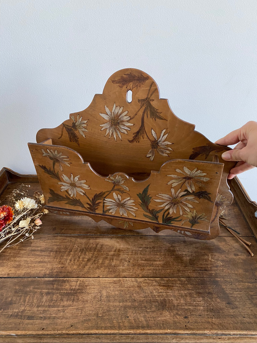 Boite en bois porte courrier décorée de marguerites peintes à la main 1900