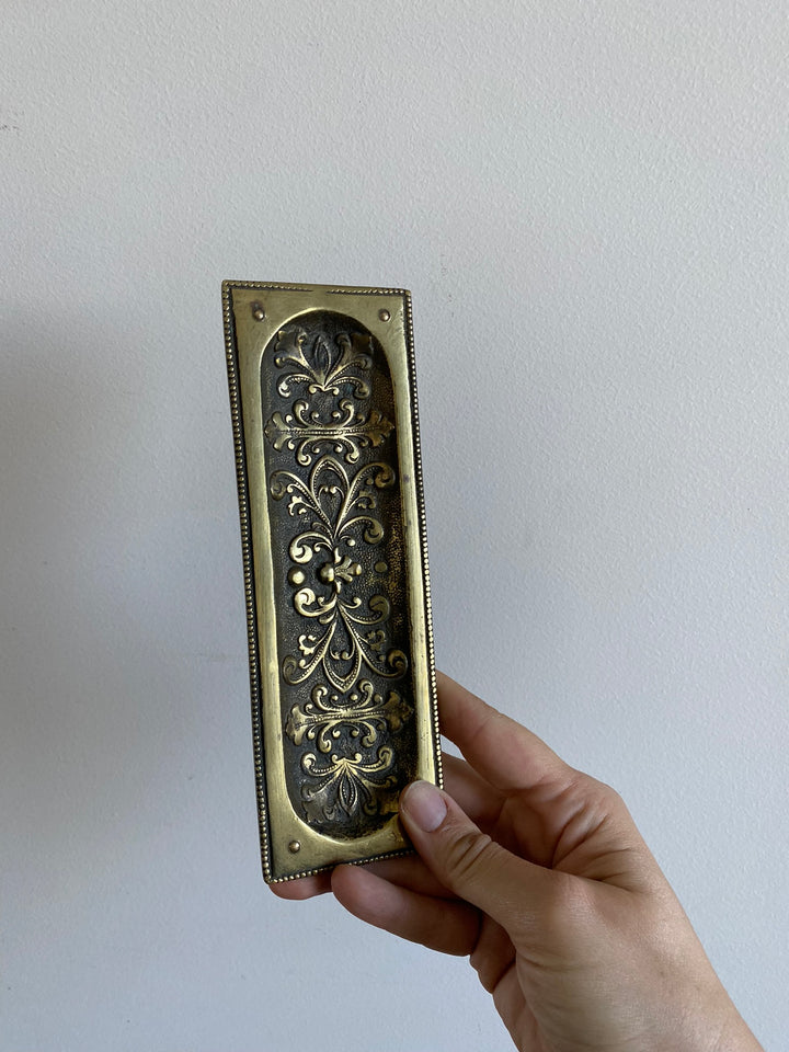 Plaque en laiton rectangulaire décorée de fleurs sculptées