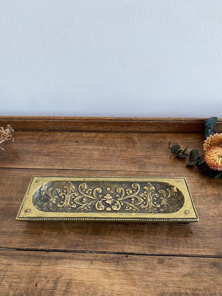 Plaque en laiton rectangulaire décorée de fleurs sculptées