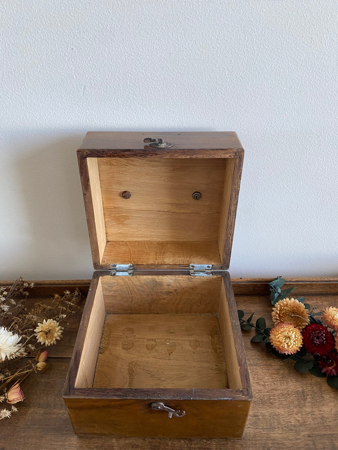 Boite en bois avec anse et fermeture à double accroche