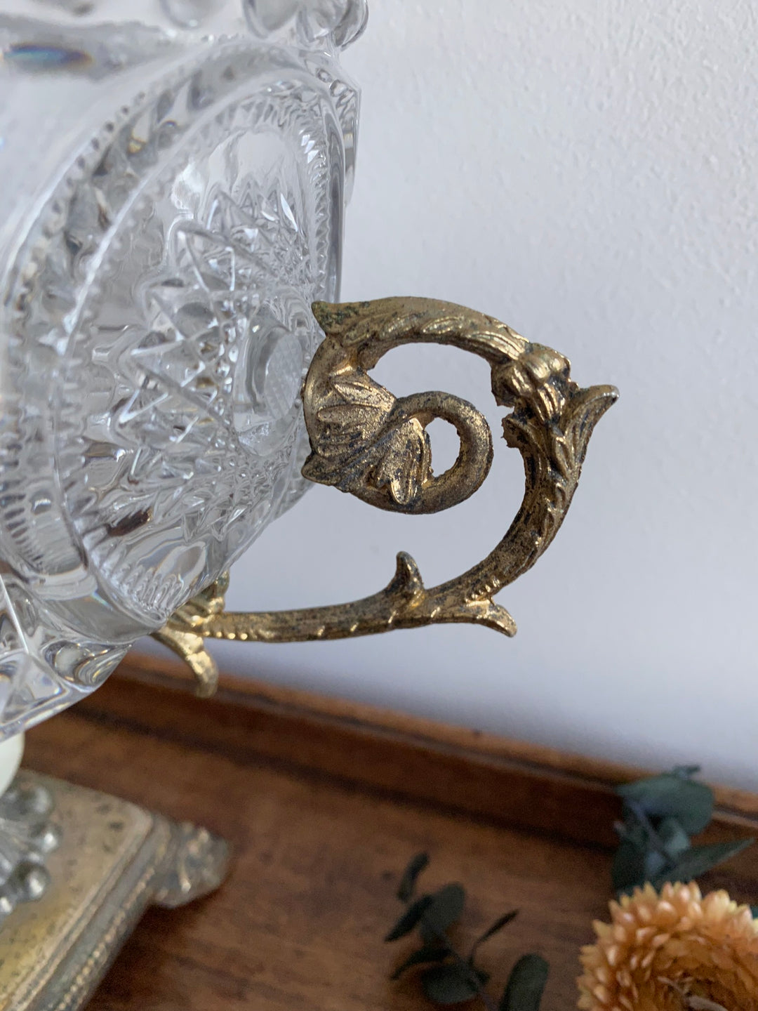Centre de table en cristal travaillé pied métal patiné et onyx