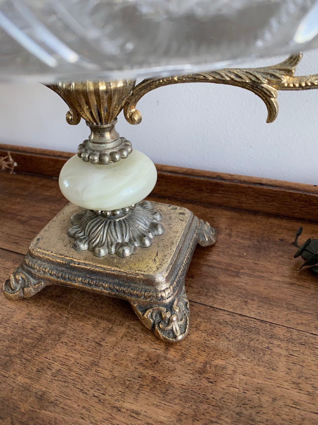 Centre de table en cristal travaillé pied métal patiné et onyx