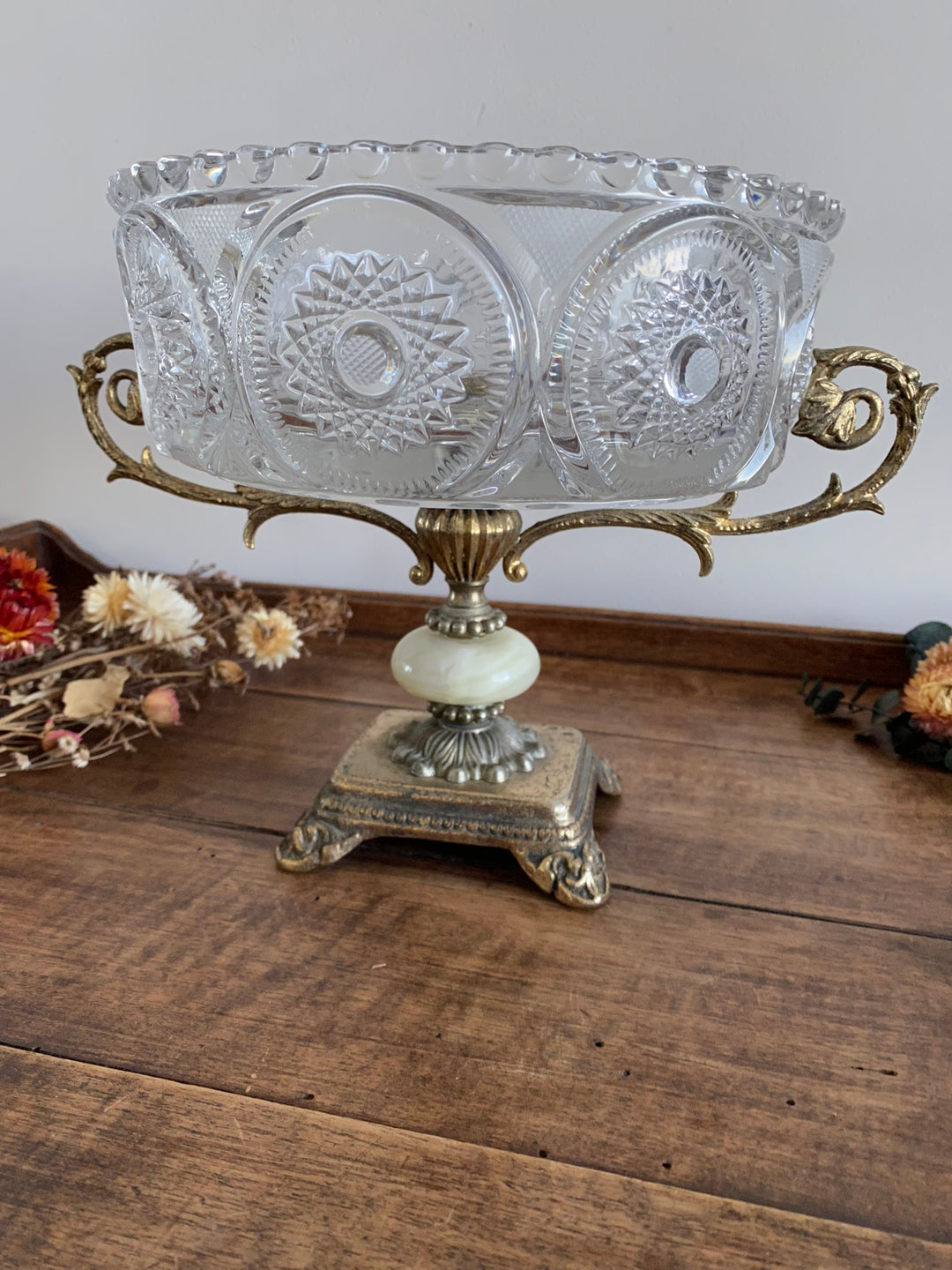 Centre de table en cristal travaillé pied métal patiné et onyx